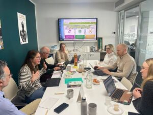 Grupa osób na spotkaniu w ramach projektu Ogrodnicy Kariery. Rozmawiają.